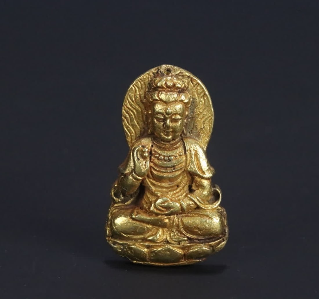 A Qing Dynasty silver-gilt Guanyin pendant: Qing Dynasty silver gilt Guanyin pendant SIZE: 3.61x18x0.53cm W:18.3g (The Dimensions Of All Batches Are Manually Measured.If You Need More Detailed Information, Please Contact Our Customer Service