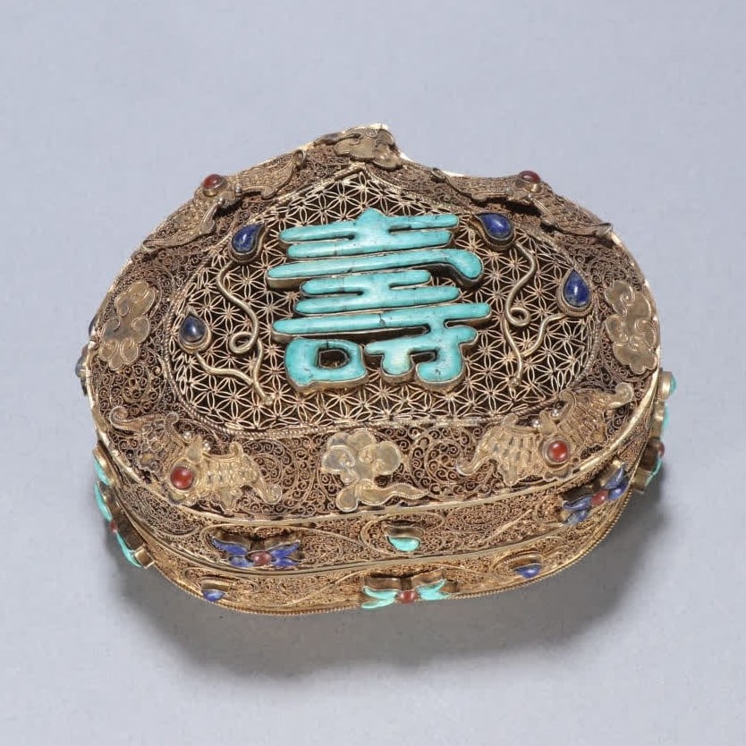A Qing Dynasty copper gilt cloisonné inlaid turquoise longevity peach-shaped lid box: Qing Dynasty copper gilt cloisonné inlaid turquoise longevity peach-shaped lid box SIZE: H:5.5cm W:10.8cm W:191g (The Dimensions Of All Batches Are Manually Measured.If You Need More Detailed