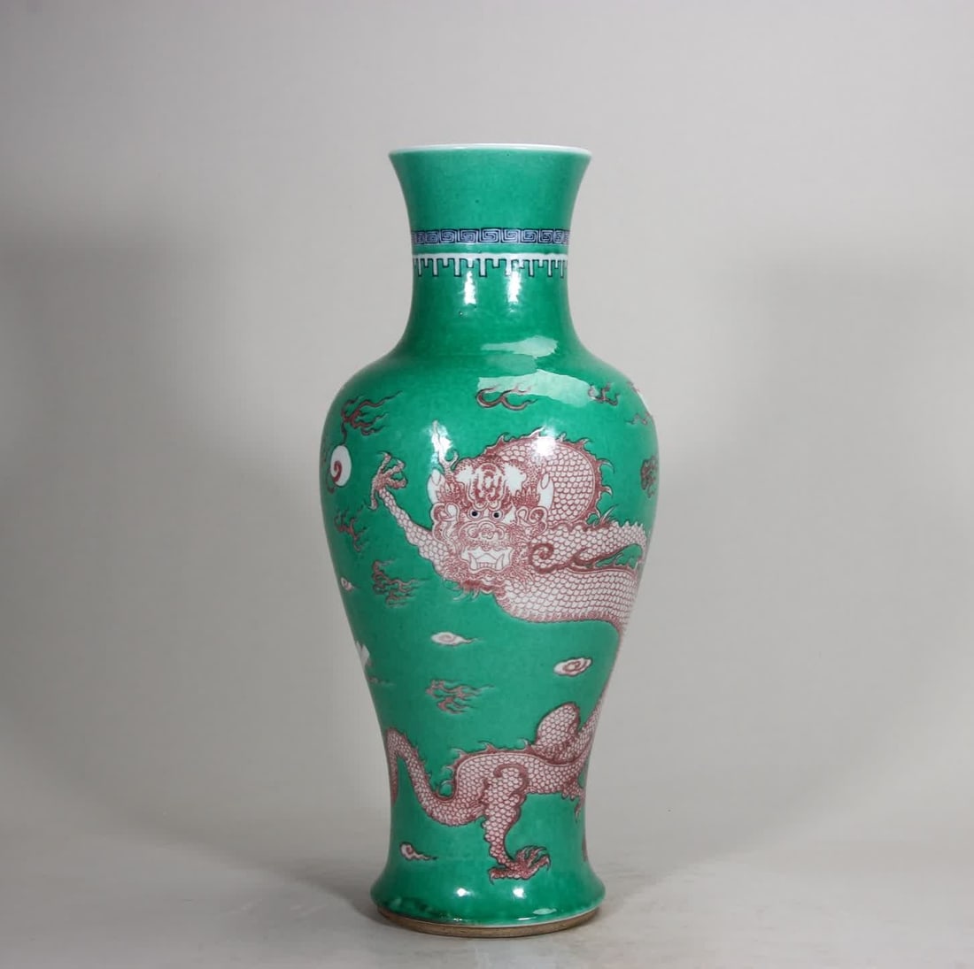 A Qing Dynasty Kangxi glazed red and green glazed dragon pattern Guanyin vase: Qing Dynasty Kangxi glazed red plus green glazed dragon pattern Guanyin vase SIZE: H:45cm (The Dimensions Of All Batches Are Manually Measured.If You Need More Detailed Information, Please Contact