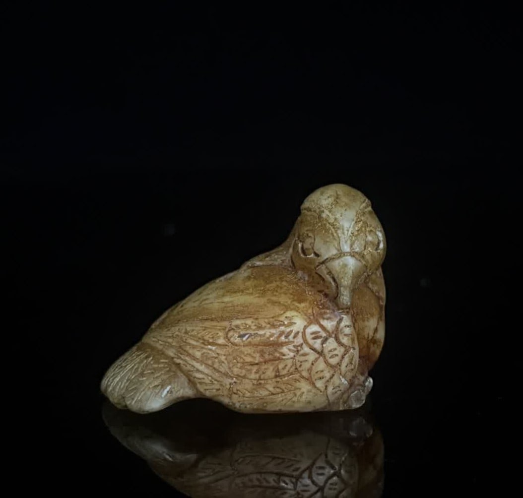 A Han Dynasty jade eagle: Han Dynasty jade eagle SIZE: 4.2x2.5x2.7cm 30g (The Dimensions Of All Batches Are Manually Measured.If You Need More Detailed Information, Please Contact Our Customer Service Before Bidding.)