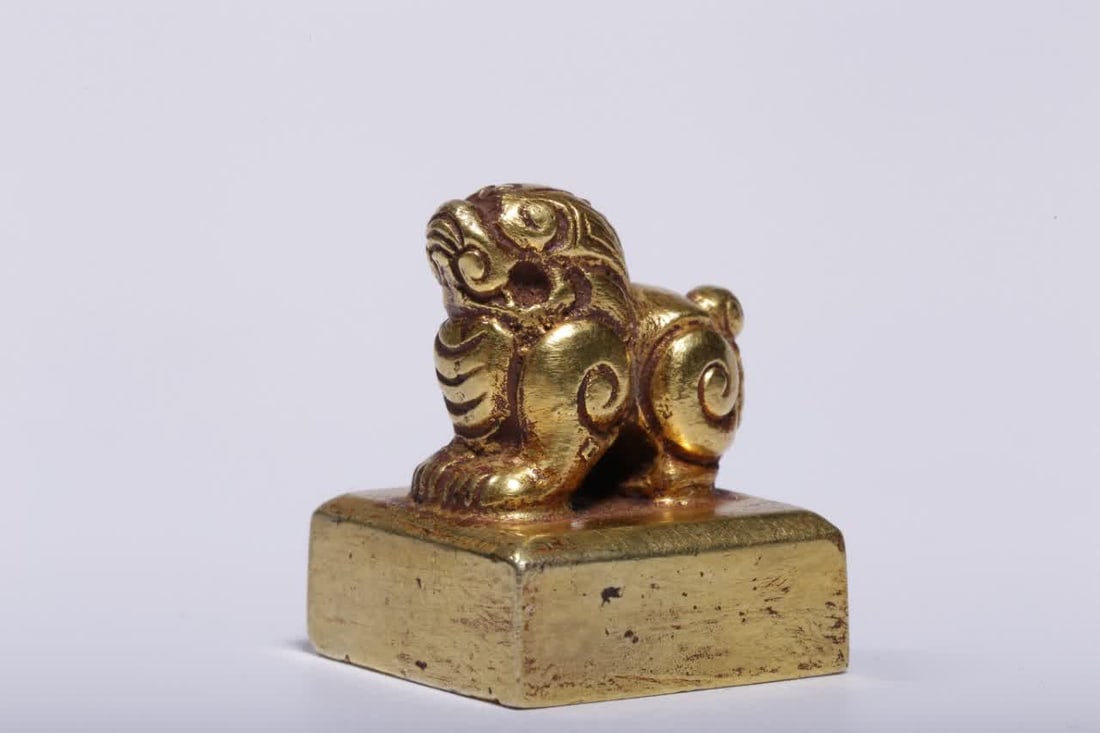 A Han Dynasty pure gold beast button square seal (1 of 8)