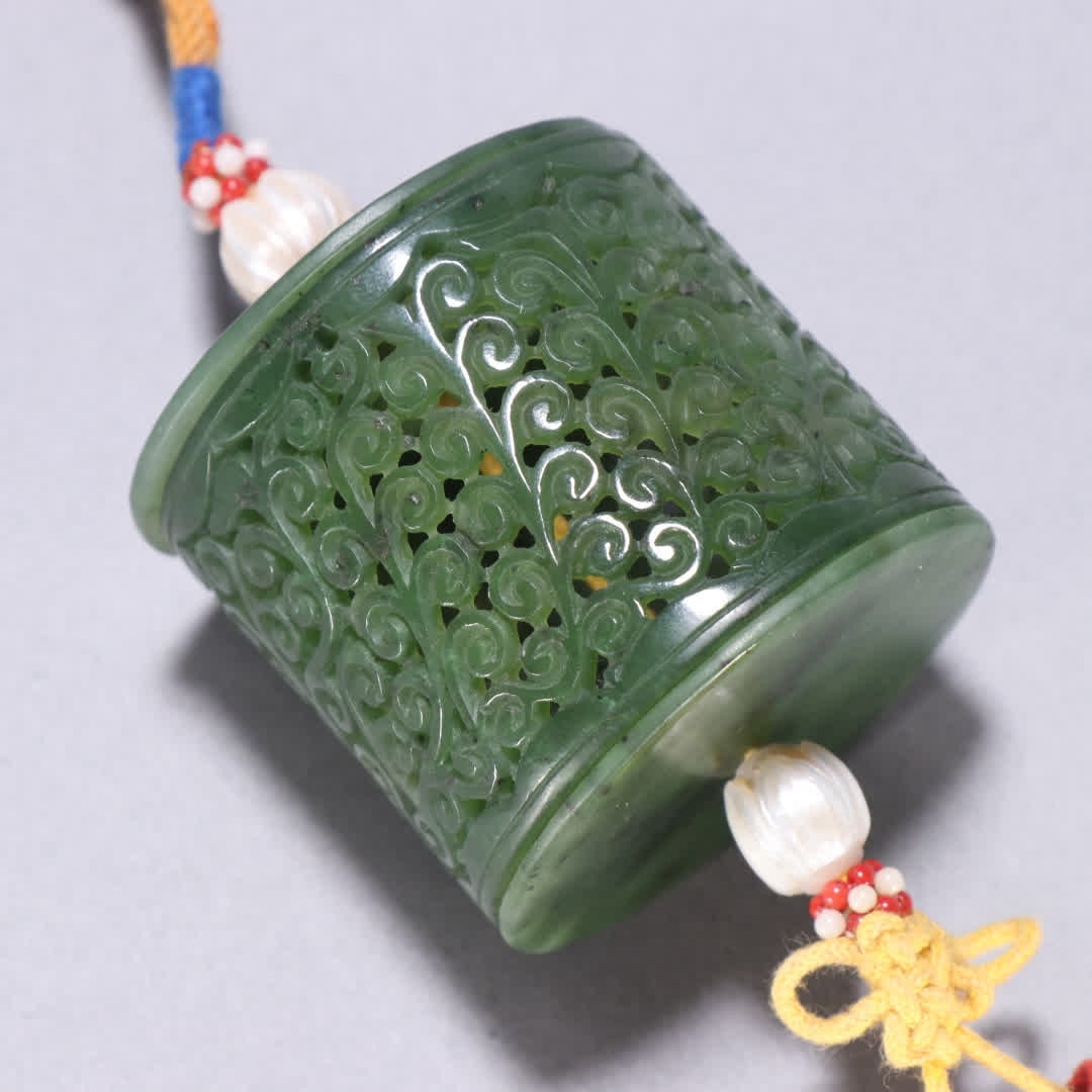 A Qing Dynasty jasper pattern sachet pendant - 4