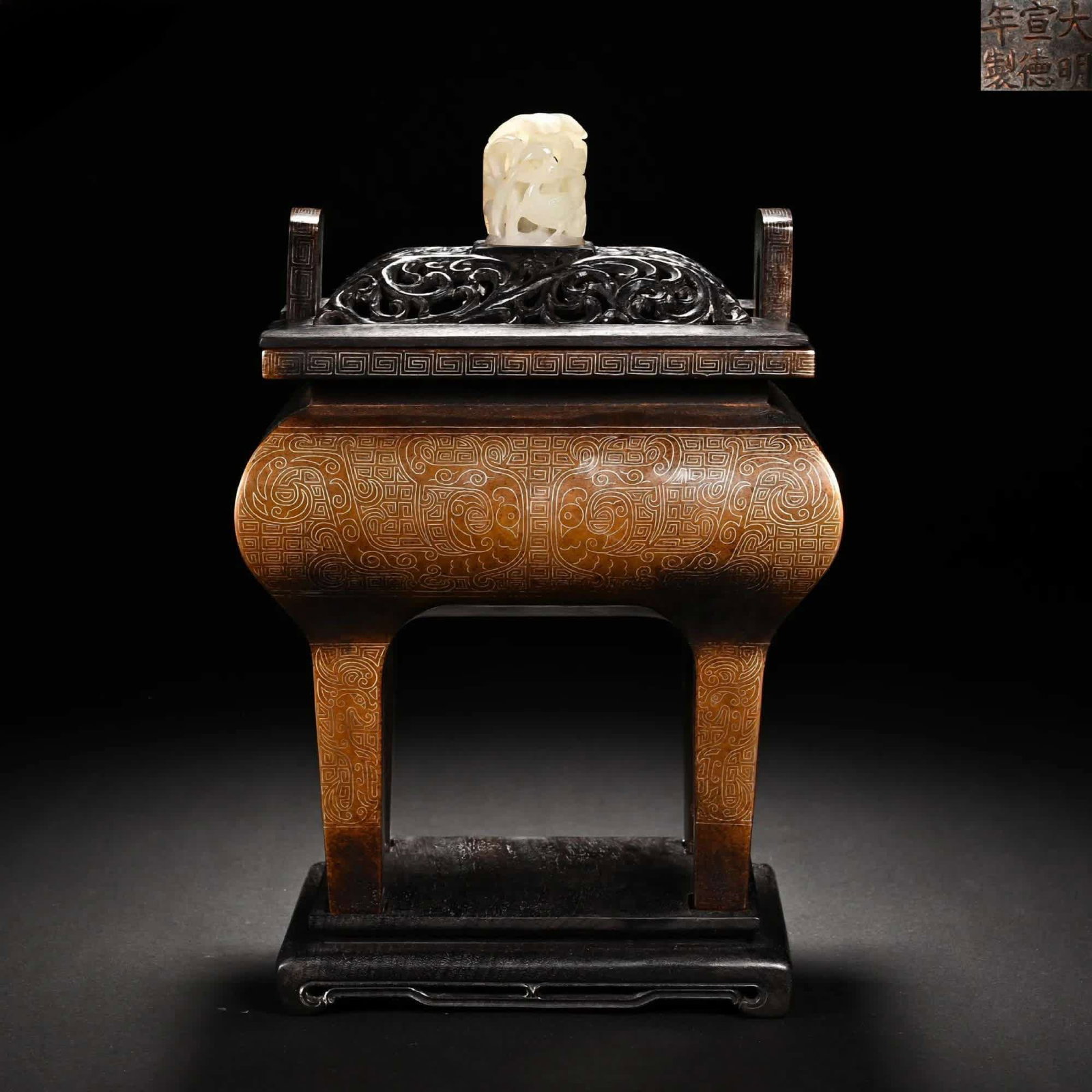 A Qing Dynasty tripod-style copper smoker: Qing Dynasty tripod copper smoker SIZE: H:29cm W:19cm W:6218g (The Dimensions Of All Batches Are Manually Measured.If You Need More Detailed Information, Please Contact Our Customer Service Before Bid