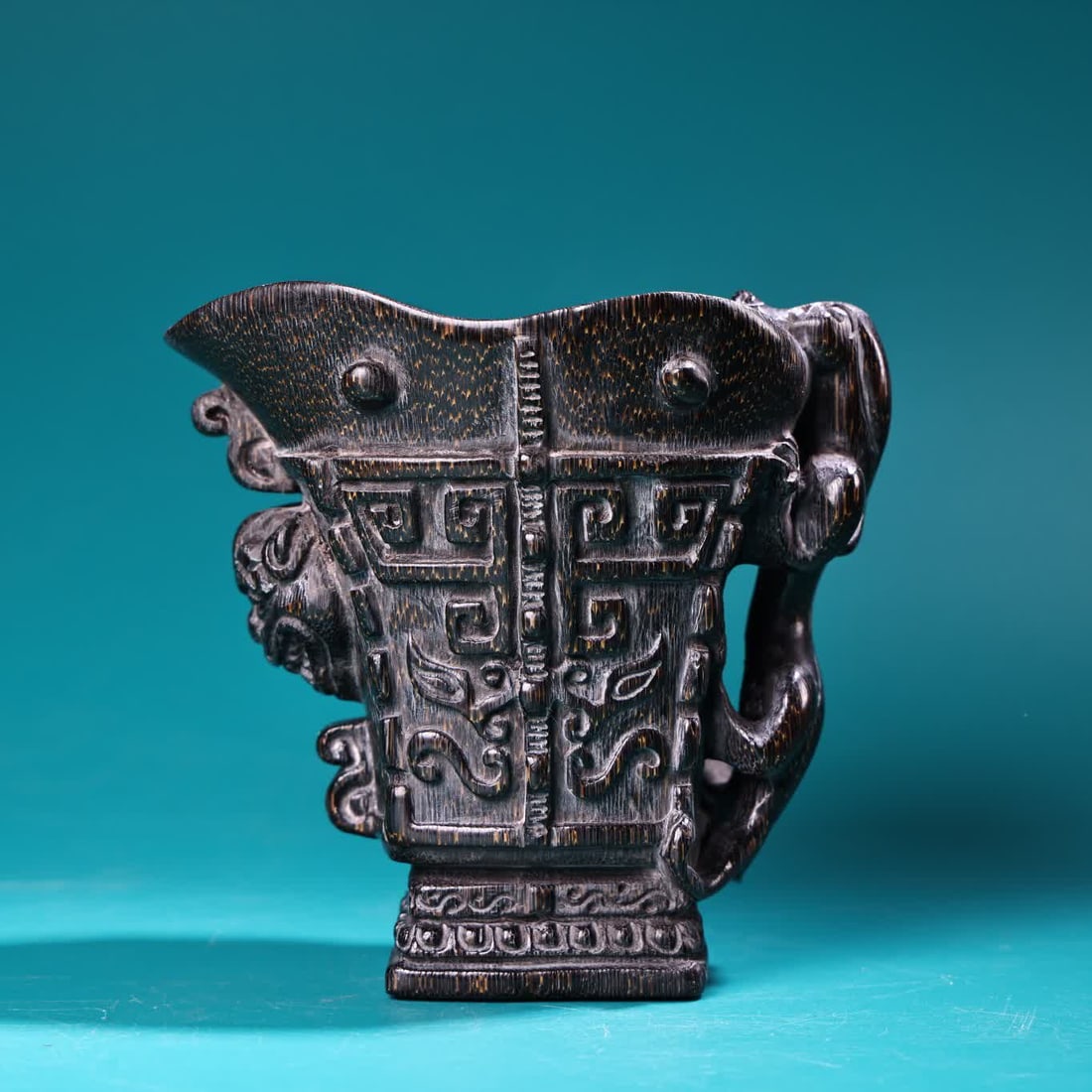 A Qing Dynasty horn carved wine glass: Qing Dynasty horn carved wine glass SIZE: W:390g H:10cm W:12cm (The Dimensions Of All Batches Are Manually Measured.If You Need More Detailed Information, Please Contact Our Customer Service Before Bi