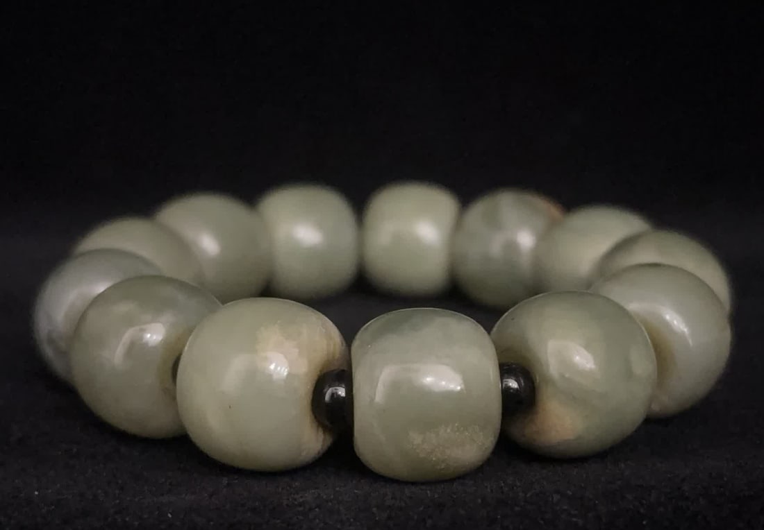 A Qing Dynasty jade old bead bracelet (1 of 9)