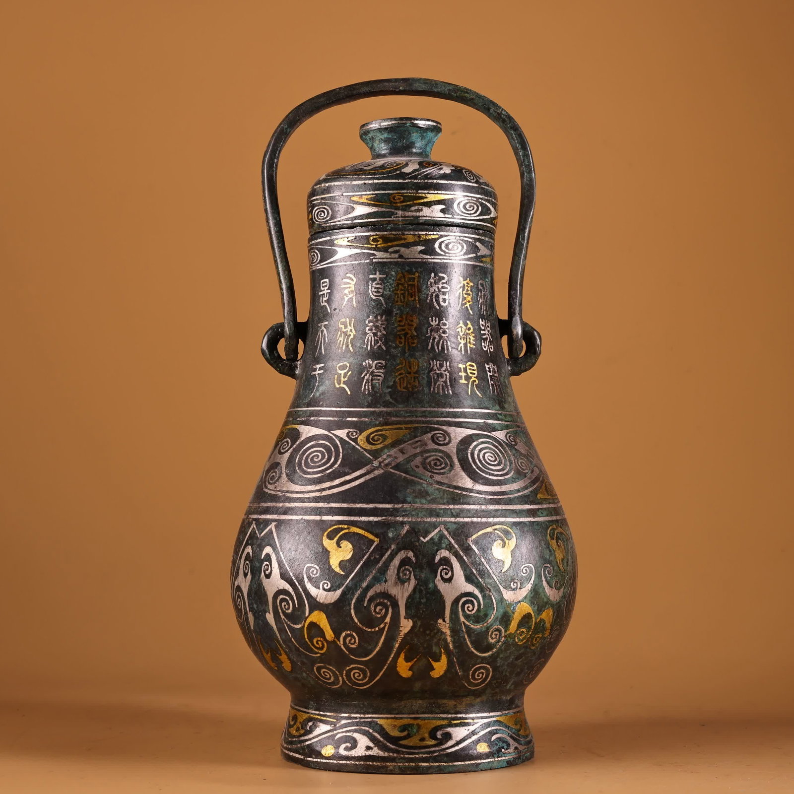 A Hancuo gold and silver bronze pot: Han Cuo's gold, silver, and bronze vessels are made of pots and pots SIZE: W: 1400g with lifting beam H: 25cm W: 13cm 450 yuan 006392 (The Dimensions Of All Batches Are Manually Measured.If You Need M