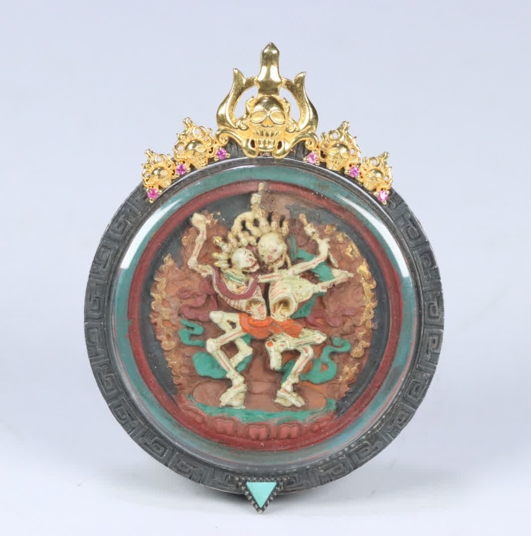 A Qing Dynasty Tibetan corpse Tuolinga Wu box: Qing Dynasty Tibetan Shituo Linga Wu box SIZE: 5.83x4.45x1.06cm W:26g (The Dimensions Of All Batches Are Manually Measured.If You Need More Detailed Information, Please Contact Our Customer Service Be