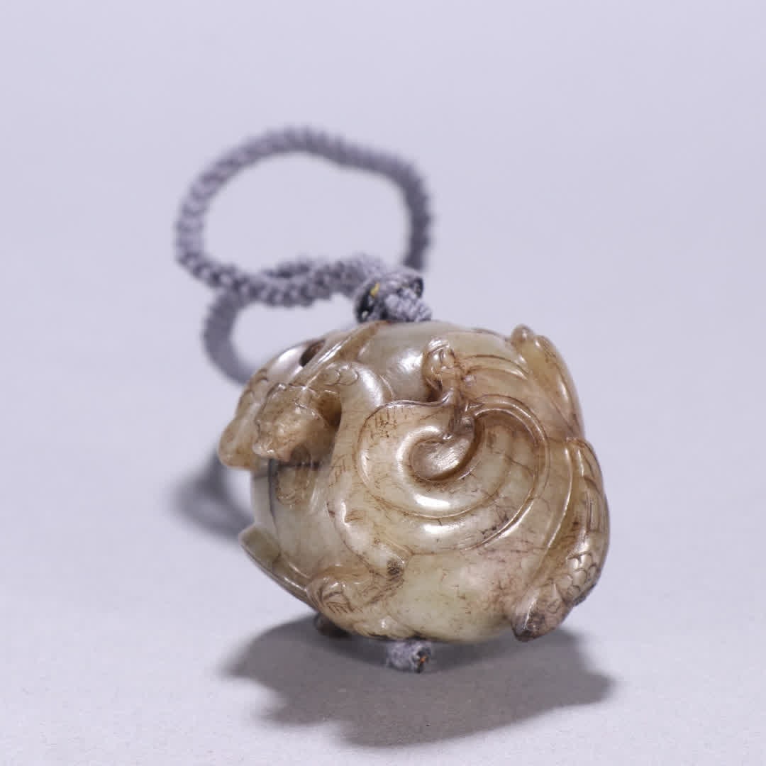 A piece of ancient jade high relief beast pattern beads: High ancient jade high relief beast pattern beads SIZE: W:4.3x4.7cm W:125.8g (The Dimensions Of All Batches Are Manually Measured.If You Need More Detailed Information, Please Contact Our Customer