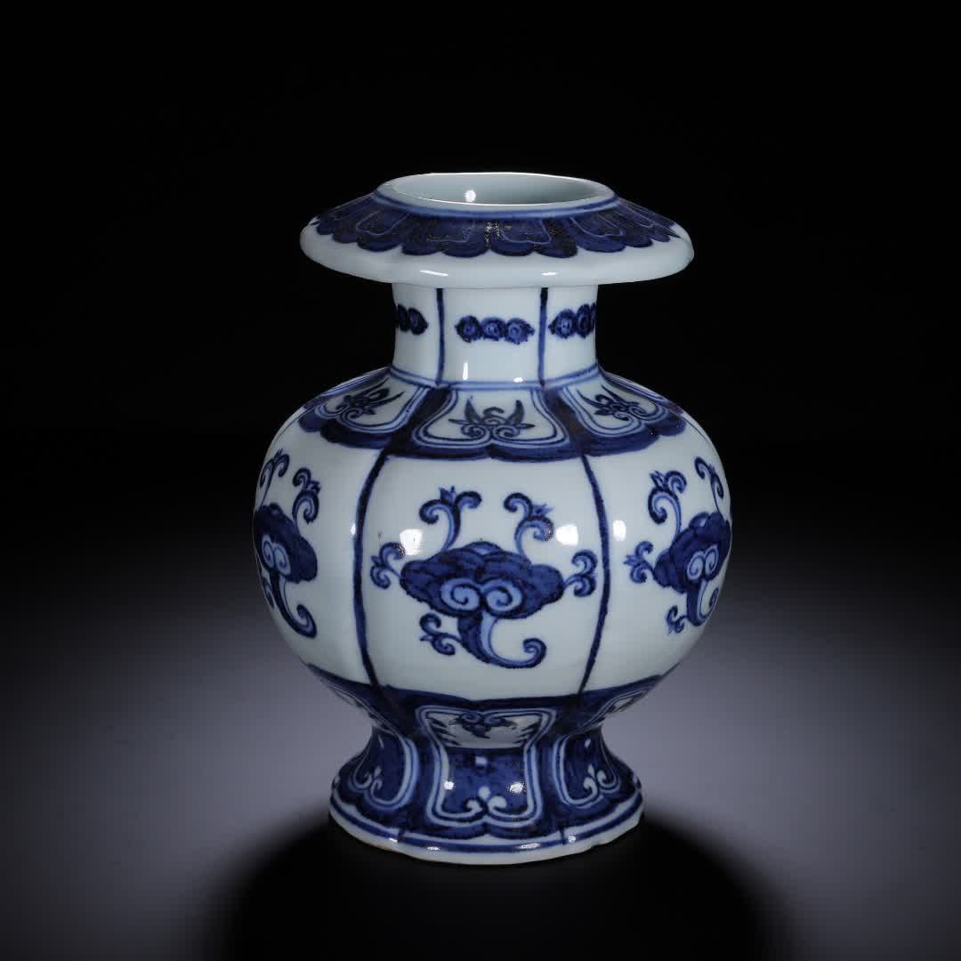 A Qing Dynasty blue and white floral pattern vase: Qing Dynasty blue and white flower pattern vase SIZE: D:14cm H:18.5cm W:1210g (The Dimensions Of All Batches Are Manually Measured.If You Need More Detailed Information, Please Contact Our Customer Se