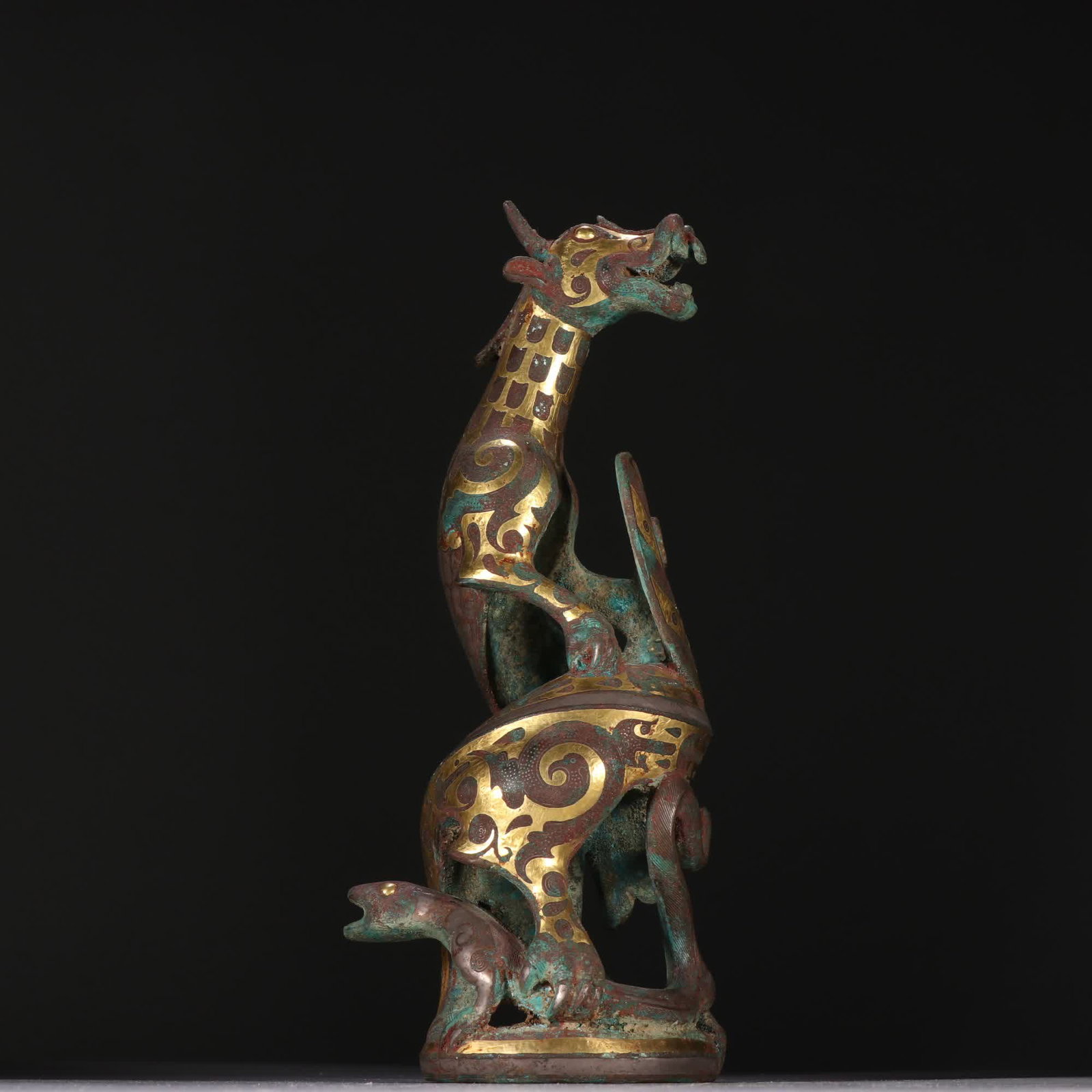 A Han Dynasty bronze vessel with gold and silver dragon statues: Han Dynasty bronze vessels are gold and silver dragon statues SIZE: H:24cm W:10.6cm W:1990g (The Dimensions Of All Batches Are Manually Measured.If You Need More Detailed Information, Please Contact O