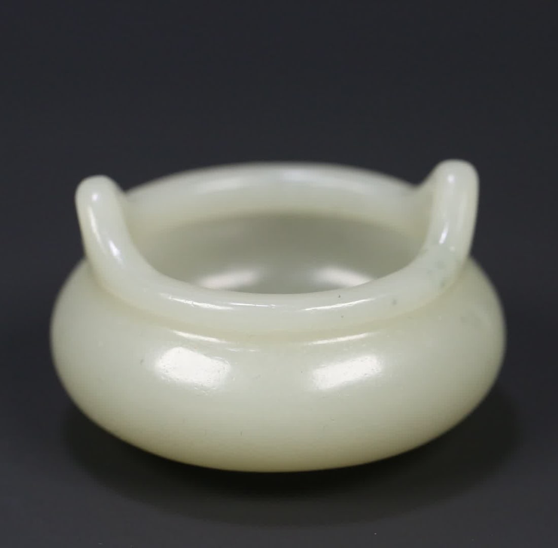A small incense burner of Hetian jade in the late Qing Dynasty is small and exquisite: In the late Qing Dynasty, the Hetian jade incense burner was small and exquisite SIZE: 5.3x3.3cm W:56.7g (The Dimensions Of All Batches Are Manually Measured.If You Need More Detailed Information, Ple