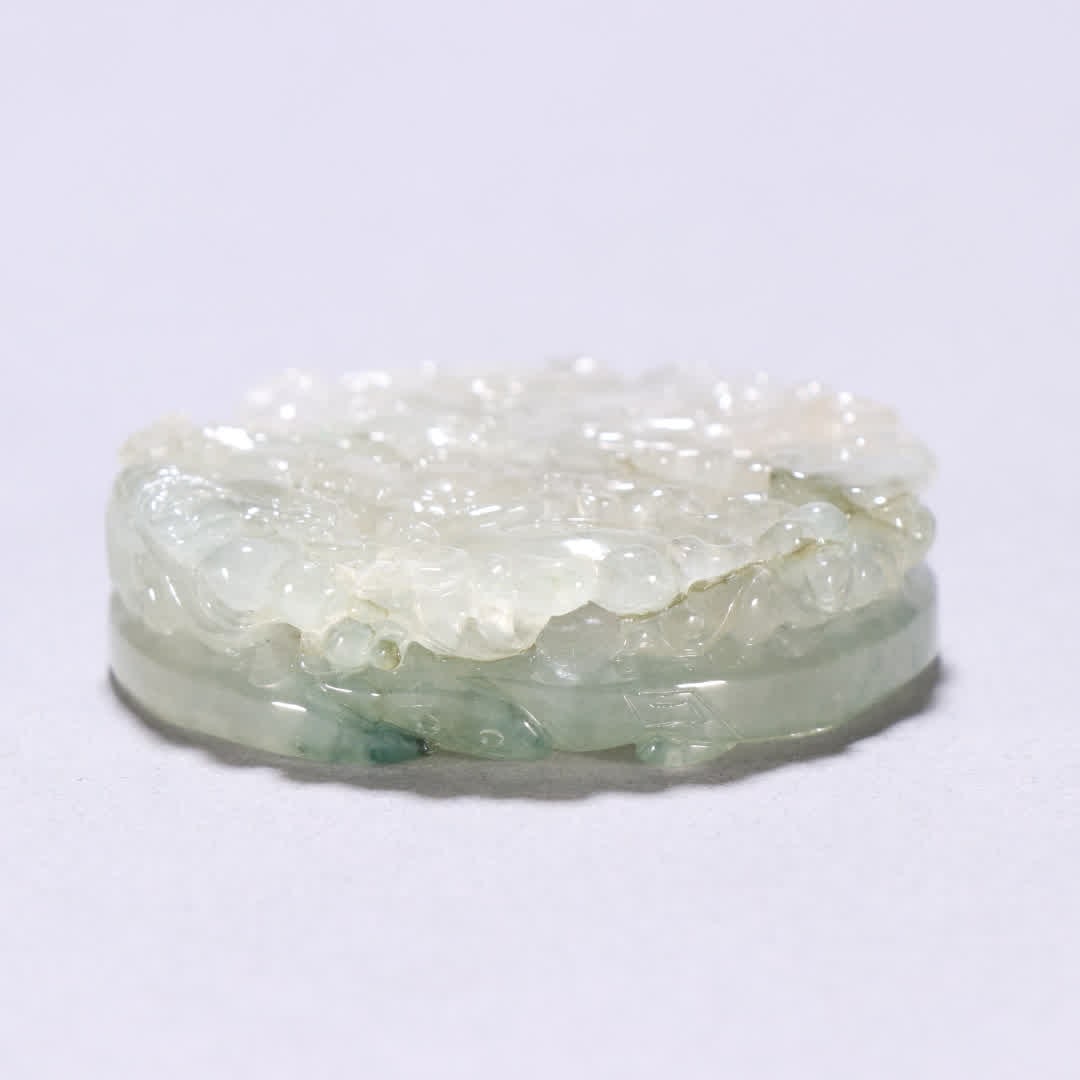 A Qing Dynasty jade beast pattern pendant - 9