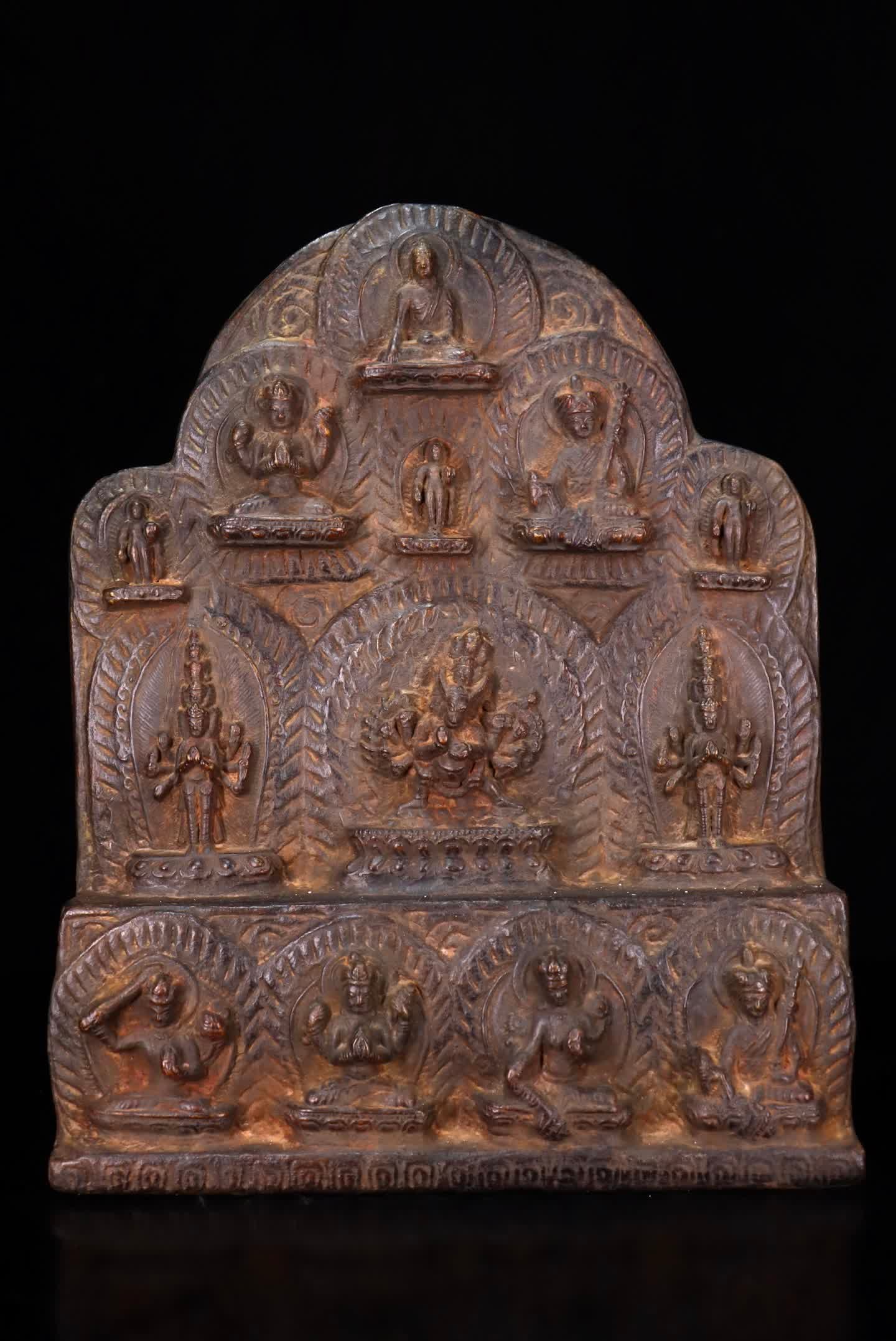 A Qing Dynasty wood carving lacquered gold carved dense Vajra thangka: Qing Dynasty wood carving lacquered gold carving dense diamond thangka SIZE: H:34cm W:25cm T:10cm (The Dimensions Of All Batches Are Manually Measured.If You Need More Detailed Information, Please Con