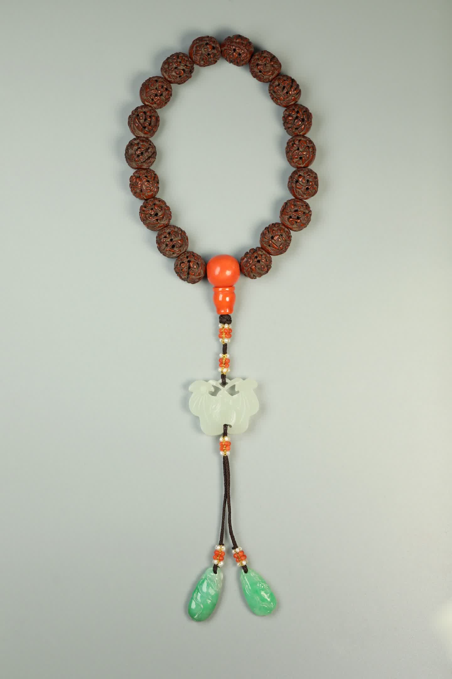 A nuclear carving eighteen bracelet in the middle of the Qing Dynasty: Nuclear carving eighteen bracelets in the middle of the Qing Dynasty SIZE: Bead diameter approx. 12.6mm (The Dimensions Of All Batches Are Manually Measured.If You Need More Detailed Information,