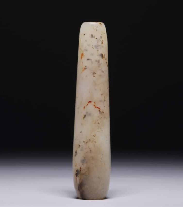 A war of the Han Dynasty Hetian white jade lezi: Warring Han Dynasty Hetian white jade Lezi Lezi is small and exquisite, made of Hetian white jade, the shape is simple and natural, the small round mouth, the cylinder body, the lines are smooth and