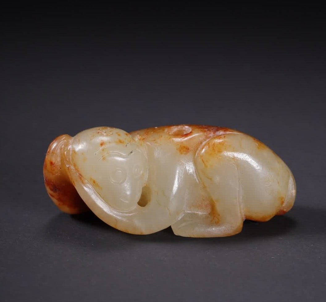 A piece of Qing Dynasty Hetian jade spirit monkey: Qing Dynasty Hetian jade spirit monkey SIZE: 3.8x1.8x1.5cm W:13.6g (The Dimensions Of All Batches Are Manually Measured.If You Need More Detailed Information, Please Contact Our Customer Service
