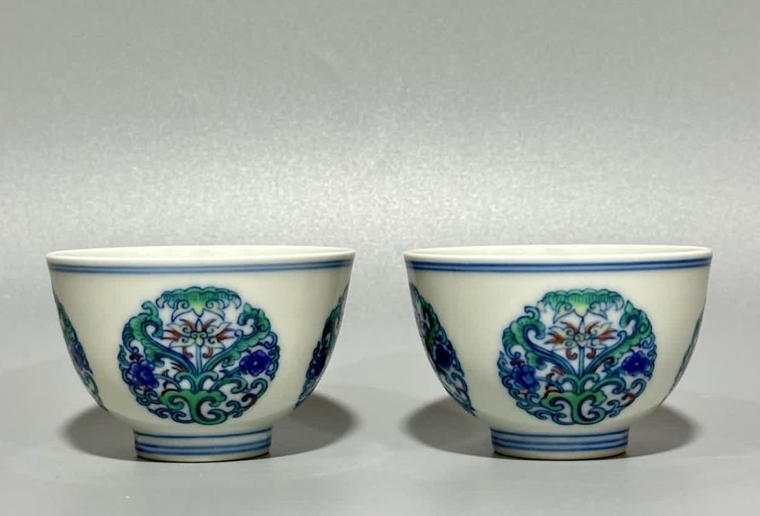 A small cup of blue and white colorful flowers made in the Yongzheng era of the Qing Dynasty: The Qing Dynasty Yongzheng year system blue and white fighting color group flower small cup SIZE: H: 4.8cm MouthD: 7.2cm Bottom diameter 3.2cm (The Dimensions Of All Batches Are Manually Measured.If