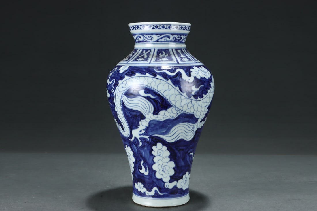 An Exquisite Blue and White Dragon Pattern Vase - 2