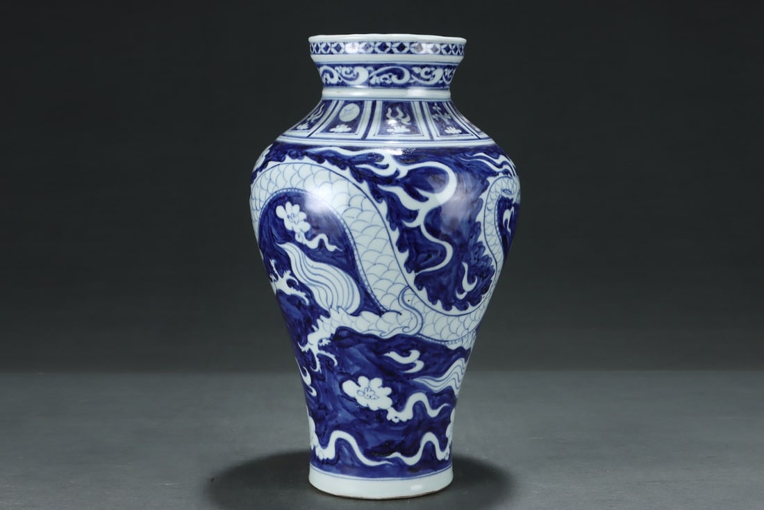 An Exquisite Blue and White Dragon Pattern Vase - 3