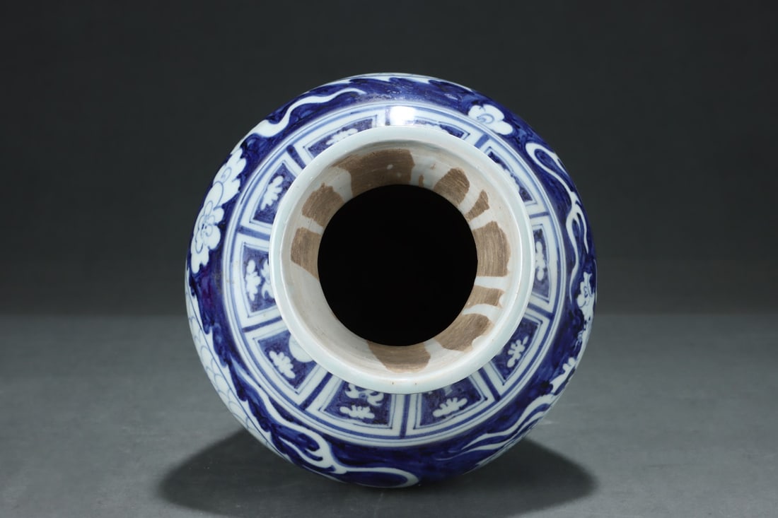 An Exquisite Blue and White Dragon Pattern Vase - 4