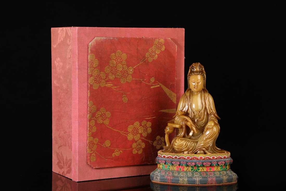 An Exquisite Shoushan Stone Statue of Avalokitesvara Ornament: An Exquisite Shoushan Stone Statue of Avalokitesvara Ornament Qing Dynasty, China Size:15.5cmx11.5cm Weight:769g (The Dimensions Of All Batches Are Manually Measured.If You Need More Detailed