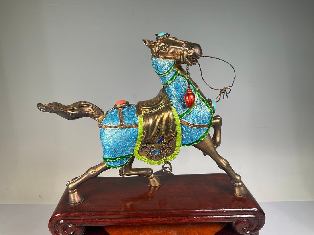 An Exquisite Gilt Silver Horse Ornament: An Exquisite Gilt Silver Horse Ornament Modern Time of China Size:21cmx24cm Size:18cmx22cm Weight:773g (The Dimensions Of All Batches Are Manually Measured.If You Need More Detailed Information, Pleas