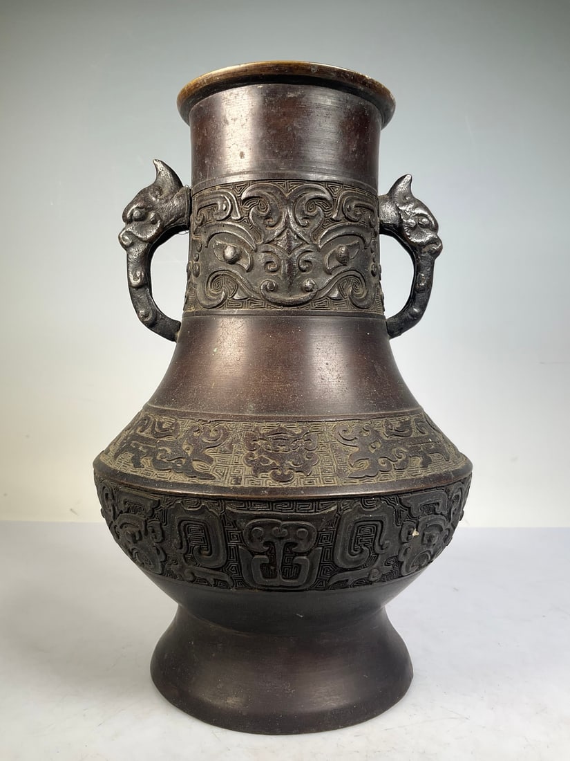 An Exquisite Bronze Beast-Face Pattern Double-Ears Vase: An Exquisite Bronze Beast-Face Pattern Double-Ears Vase the Republic of China Size:30cm Weight:2109g (The Dimensions Of All Batches Are Manually Measured.If You Need More Detailed Information, Please