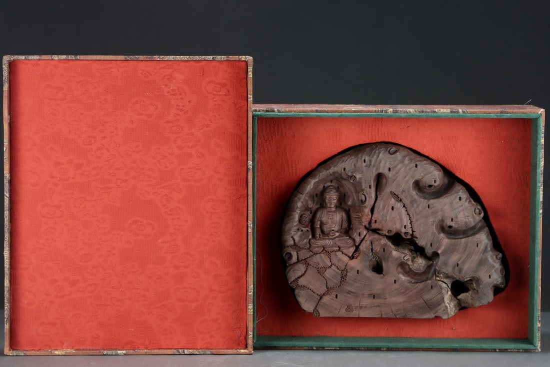 An Exquisite Eaglewood Statue of Sakyamuni Buddha Statue Pattern Ornament: An Exquisite Eaglewood Statue of Sakyamuni Buddha Statue Pattern Ornament Qing Dynasty, China Size:36.5cmx10.5cmx27.5cm (The Dimensions Of All Batches Are Manually Measured.If You Need More Detailed I