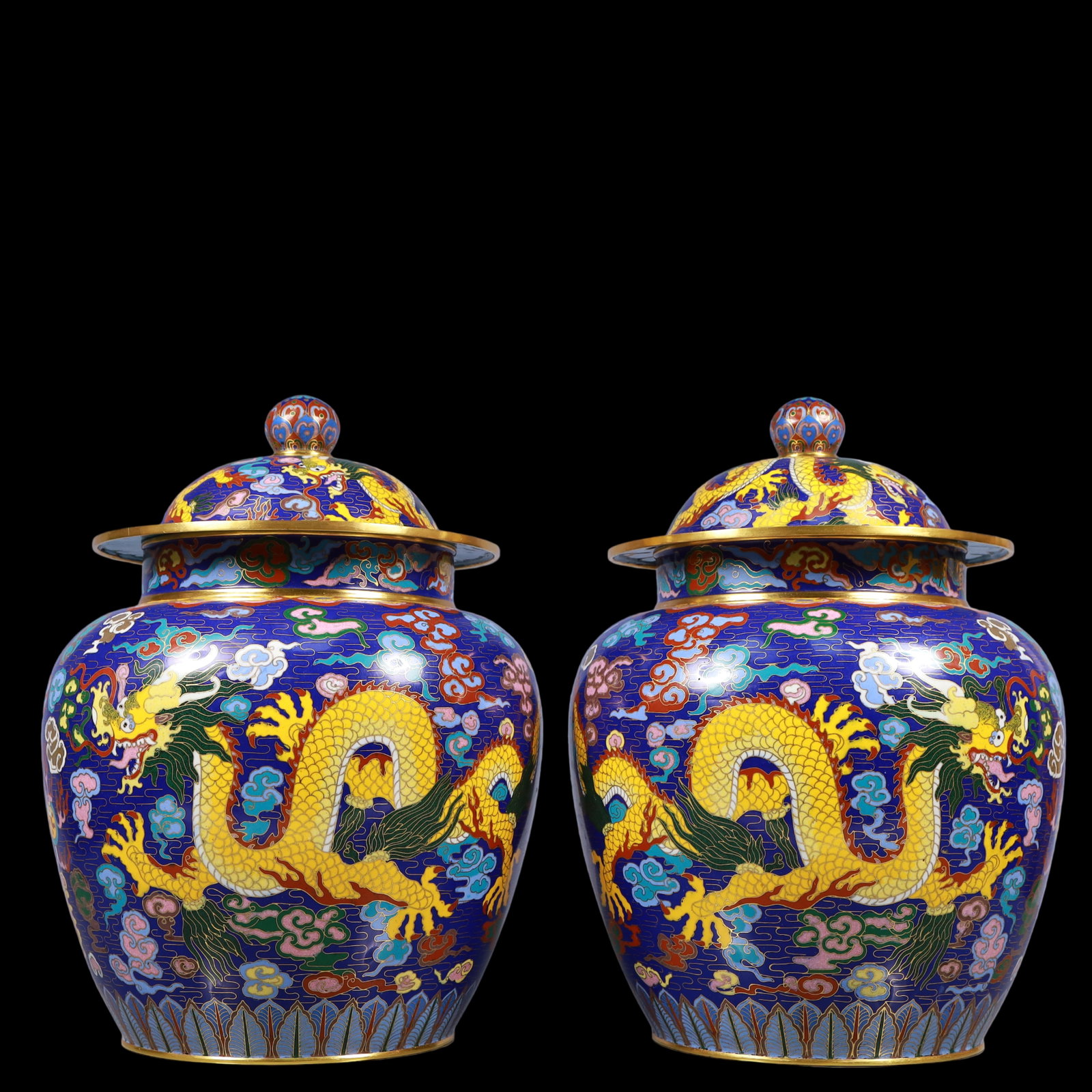 A Pair of Exquisite Cloisonne Auspicious Cloud Pattern Dragon Pattern Jar: A Pair of Exquisite Cloisonne Auspicious Cloud Pattern Dragon Pattern Jar Qing Dynasty, China Size:27cmx40cm Weight:12600g (The Dimensions Of All Batches Are Manually Measured.If You Need More