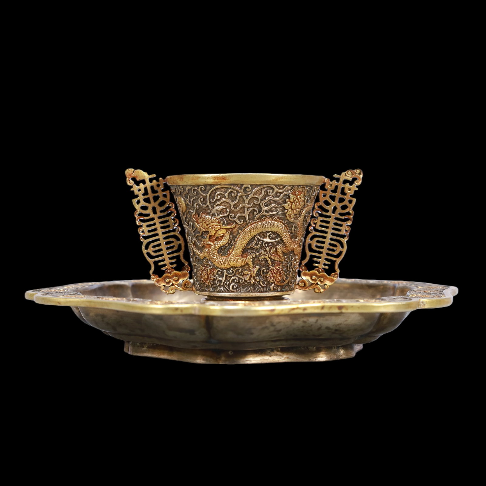 A Exquisite Gilt Silver Lotus Pattern Dragon and Phoenix Pattern Cup: A Exquisite Gilt Silver Lotus Pattern Dragon and Phoenix Pattern Cup Qing Dynasty, China Size:19cmx17.5cmx8cm Weight:850g (The Dimensions Of All Batches Are Manually Measured.If You Need More