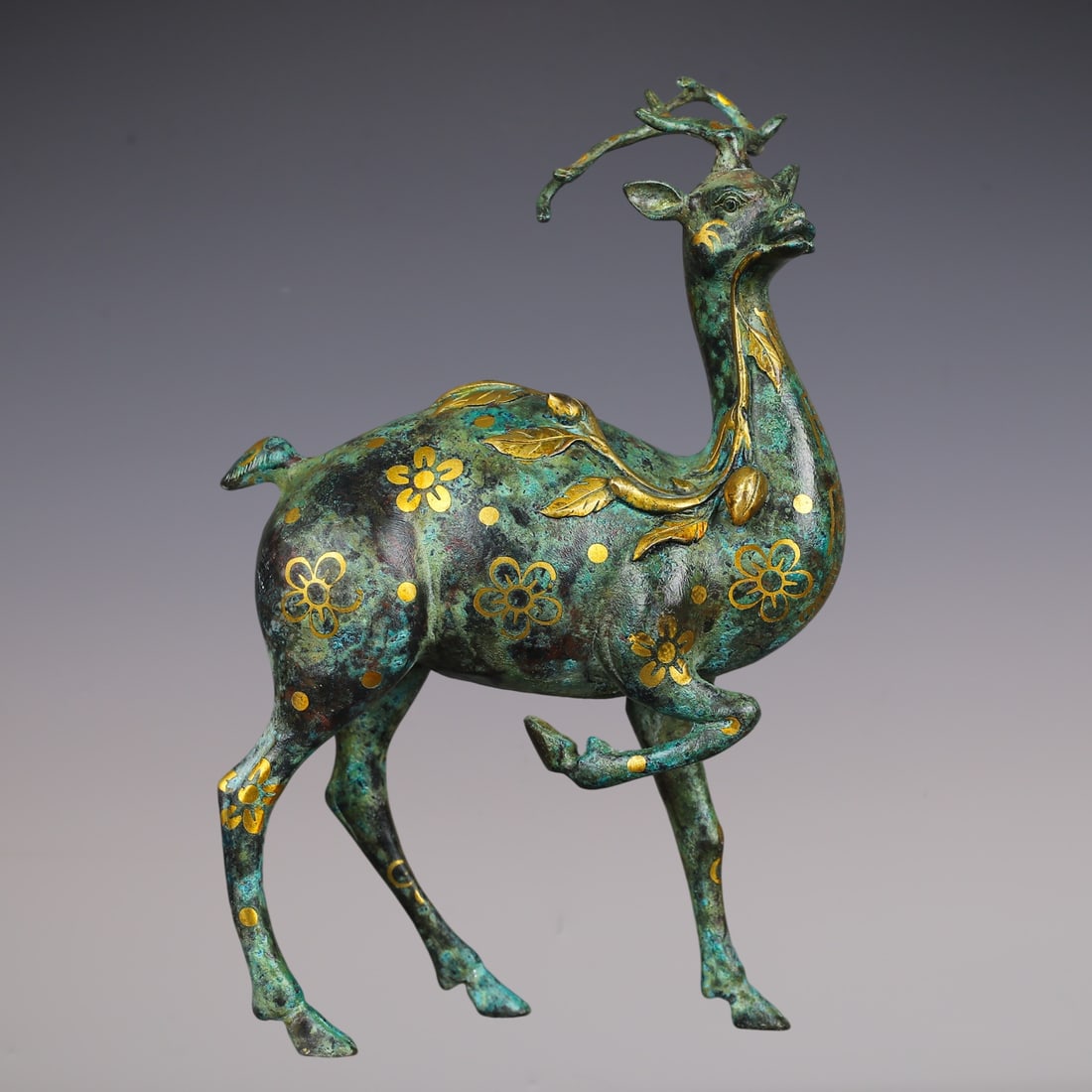 An Exquisite Bronze Inlaid Gold Deer Ornament: An Exquisite Bronze Inlaid Gold Deer Ornament Han Dynasty, China Size:15.5cmx6cmx24cm Weight:1380g (The Dimensions Of All Batches Are Manually Measured.If You Need More Detailed Information, Please Co