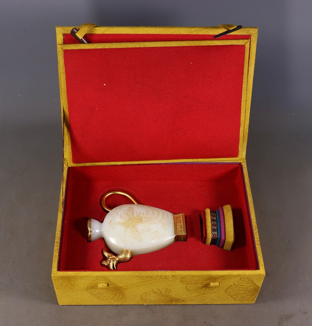 An Exquisite White Jade Covered silver-gilt Phoenix Pattern Ewer: An Exquisite White Jade Covered silver-gilt Phoenix Pattern Ewer Qing Dynasty, China Size:13.5cmx12.5cmx3.5cm Weight:339g (The Dimensions Of All Batches Are Manually Measured.If You Need More