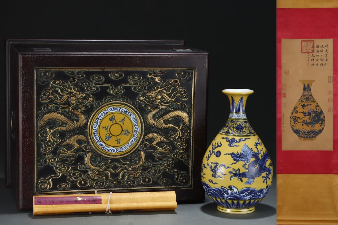 An Exquisite Blue and White Seawater Pattern Dragon Pattern Vase: An Exquisite Blue and White Seawater Pattern Dragon Pattern Vase Ming Dynasty, China Zhengde Six-character Mark Without frame Size:64.5cmx30cm Size:31.8cmx19cm (The Dimensions Of All Batches Are Manua