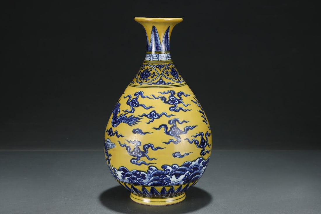 An Exquisite Blue and White Seawater Pattern Dragon Pattern Vase - 2