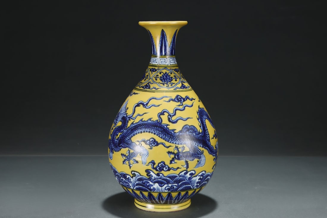 An Exquisite Blue and White Seawater Pattern Dragon Pattern Vase - 3