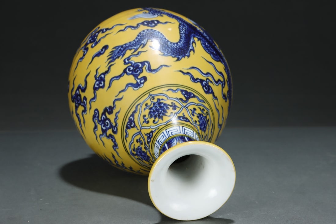 An Exquisite Blue and White Seawater Pattern Dragon Pattern Vase - 4