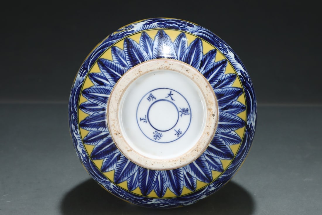 An Exquisite Blue and White Seawater Pattern Dragon Pattern Vase - 5