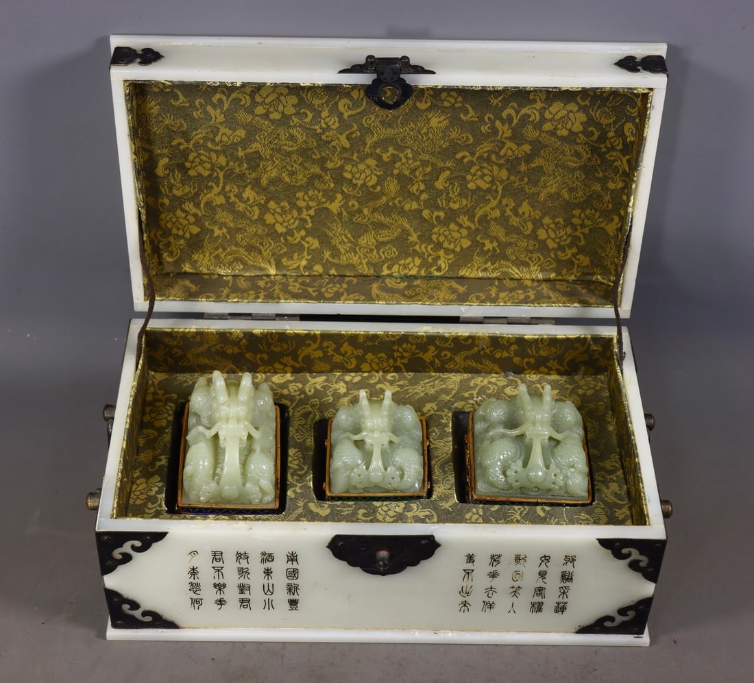 A Set of Fine White Jade Cover with Gold Dragon Pattern Seal: A Set of Fine White Jade Cover with Gold Dragon Pattern Seal Qing Dynasty, China Size:12cmx28cmx15cm Size:8cmx7.5cmx5.5cm Size:6.5cmx6cm Size:6.5cmx5cm Weight:4107g (The Dimensions Of All Batches Are