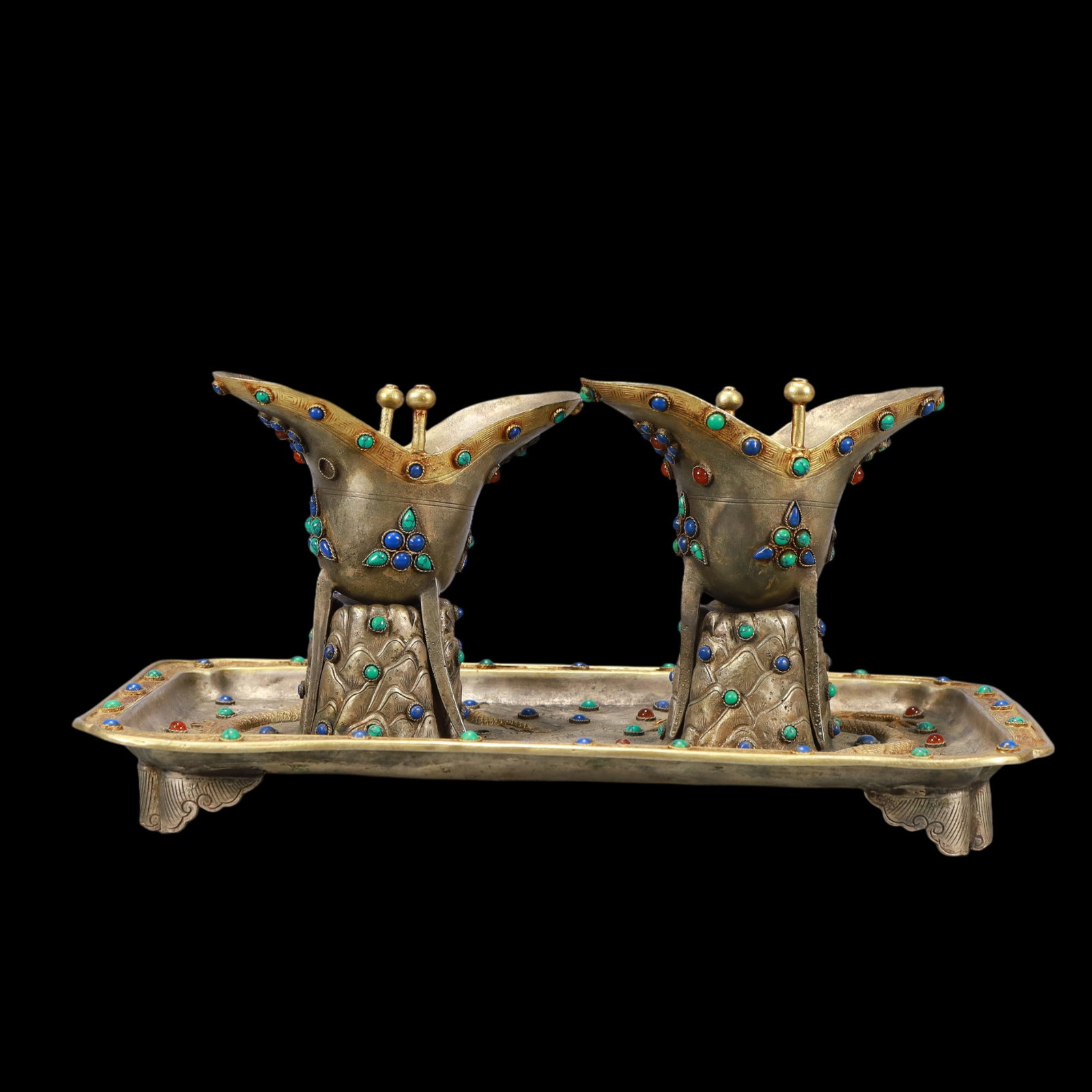 A Exquisite A pair of Gilt Silver Inlaid Gems Dragon Pattern Cup: A Exquisite A pair of Gilt Silver Inlaid Gems Dragon Pattern Cup Qing Dynasty, China Size:27cmx14.5cmx13cm Weight:1200g (The Dimensions Of All Batches Are Manually Measured.If You Need More Detailed