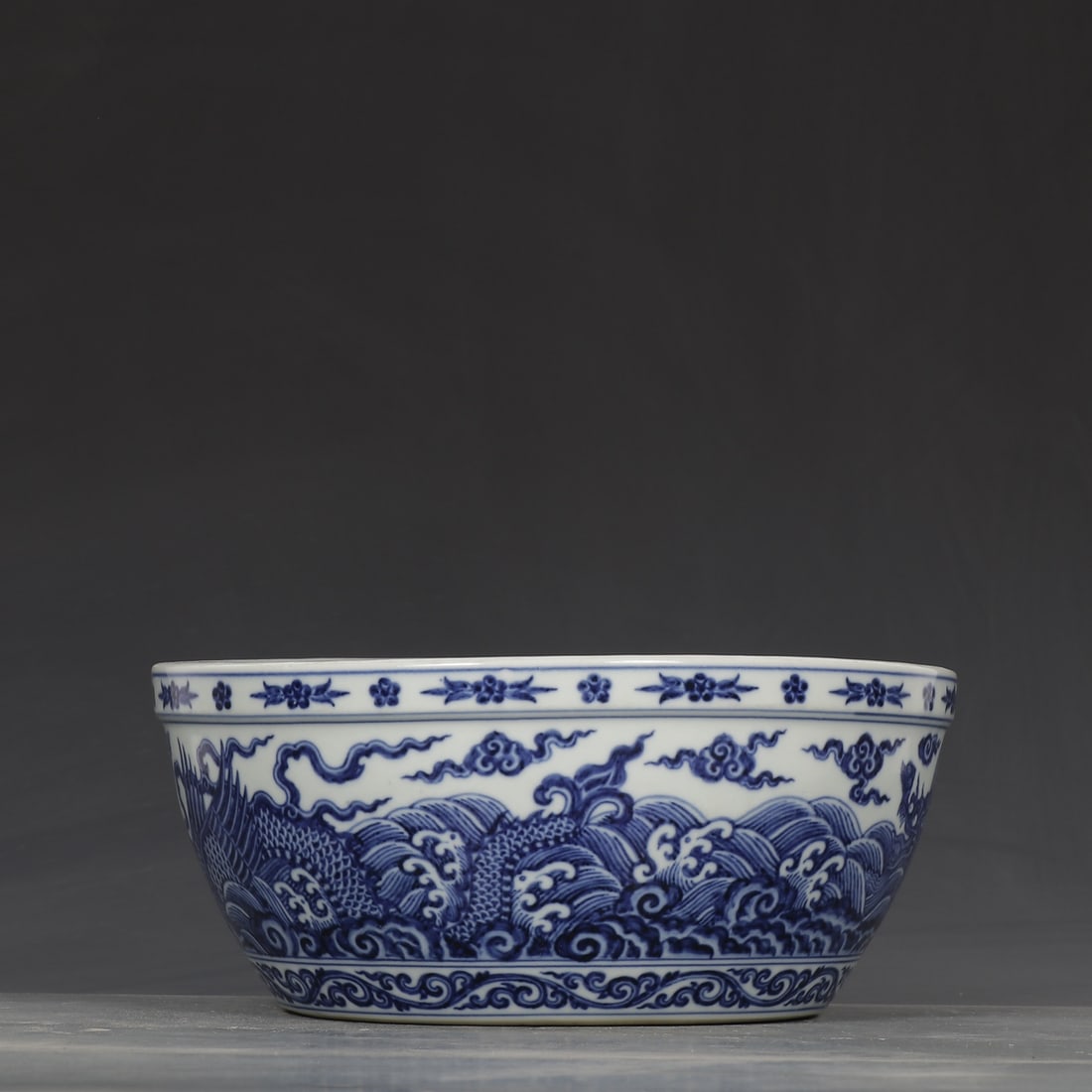 An Exquisite Blue and White Seawater Pattern Dragon Pattern Vat - 3