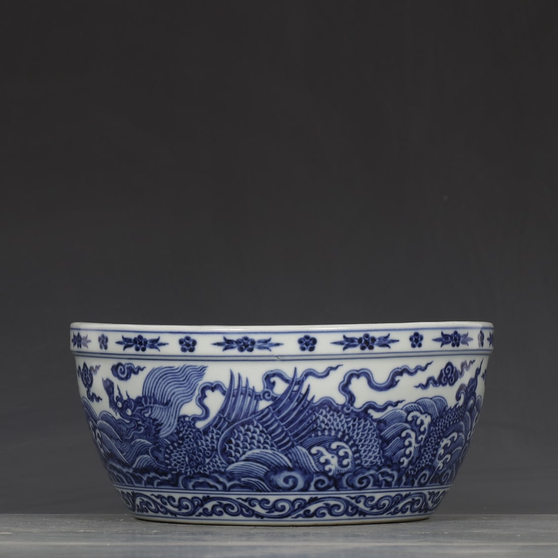 An Exquisite Blue and White Seawater Pattern Dragon Pattern Vat - 5