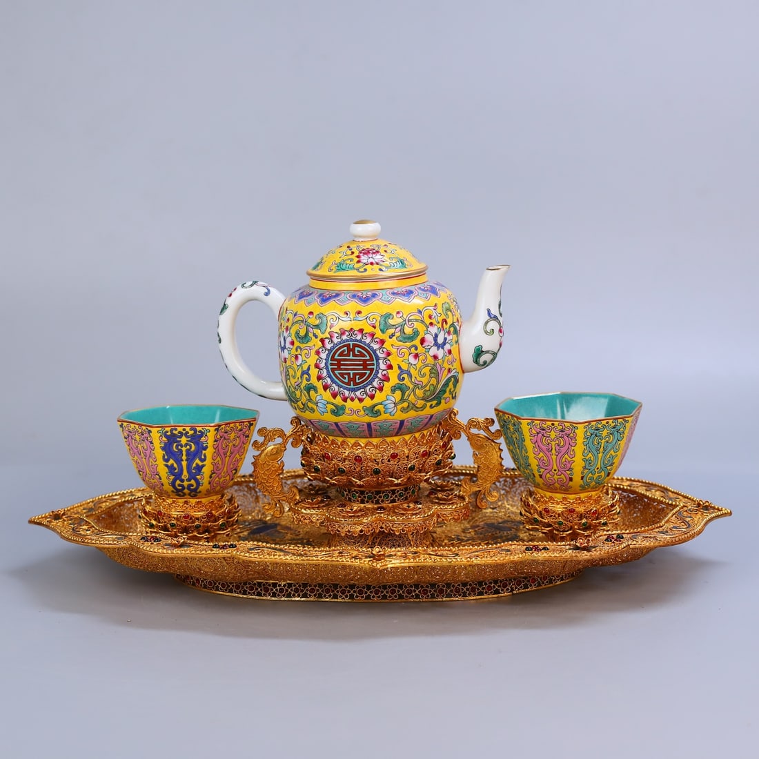 A Set of Fine Gilt Bronze Inlaid Famille-Rose Lotus Pattern Teapot Cup: A Set of Fine Gilt Bronze Inlaid Famille-Rose Lotus Pattern Teapot Cup Qing Dynasty, China Qianlong Four-character Mark Size:20cmx41cm Weight:1685g (The Dimensions Of All Batches Are Manually Measured