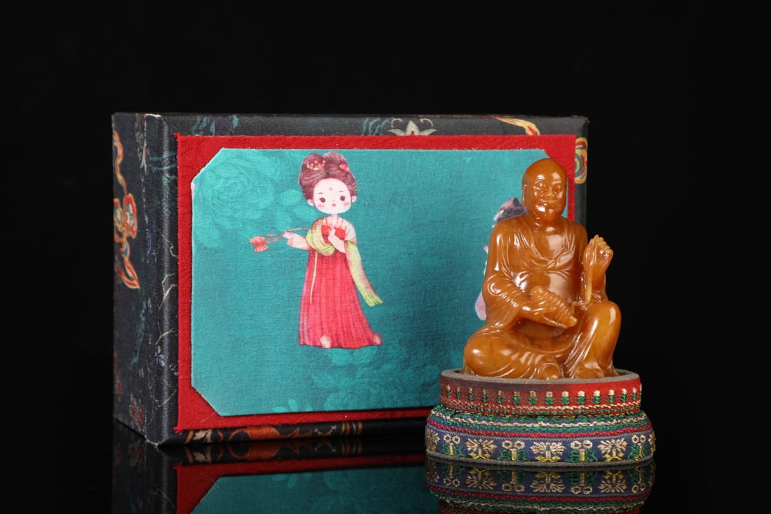 An Exquisite Shoushan Stone Statue of Arhat Ornament: An Exquisite Shoushan Stone Statue of Arhat Ornament Qing Dynasty, China Size:9cmx6.5cm Weight:215g (The Dimensions Of All Batches Are Manually Measured.If You Need More Detailed Information, Please