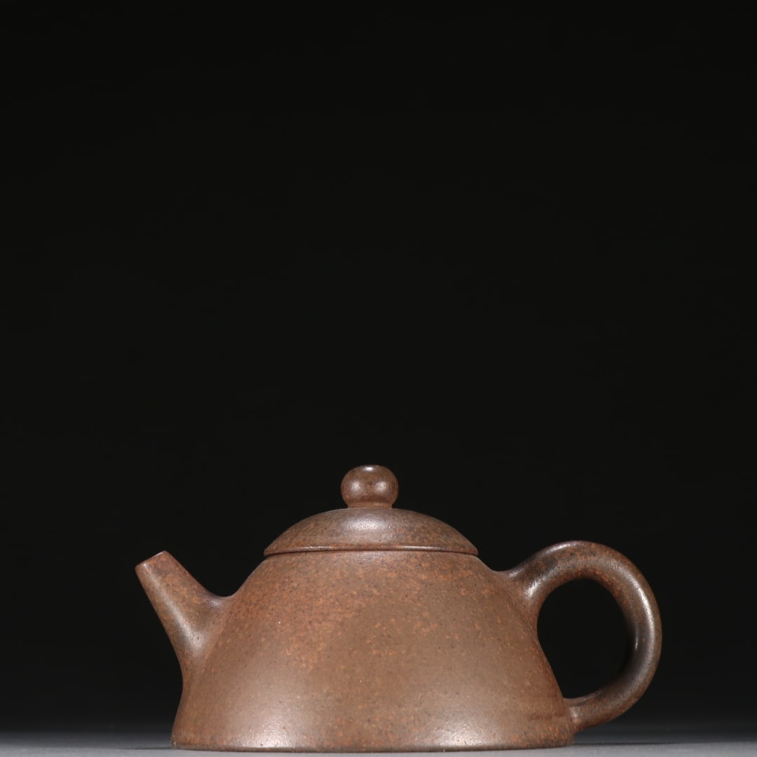 An Exquisite Purple Sands Teapot: An Exquisite Purple Sands Teapot Qing Dynasty, China Size:7.7cmx14cm (The Dimensions Of All Batches Are Manually Measured.If You Need More Detailed Information, Please Contact Our Customer Service Bef