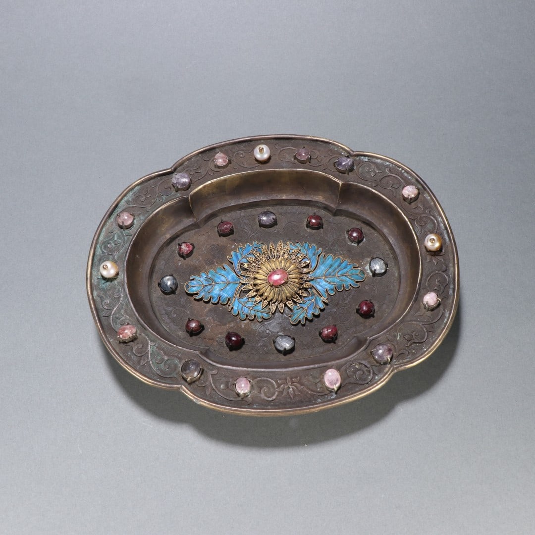 An Exquisite Bronze Inlaid Gold and Silver Inlaid Tourmaline Flower Pattern Plate: An Exquisite Bronze Inlaid Gold and Silver Inlaid Tourmaline Flower Pattern Plate Qing Dynasty, China Size:3cmx19cm Weight:450g (The Dimensions Of All Batches Are Manually Measured.If You Need More