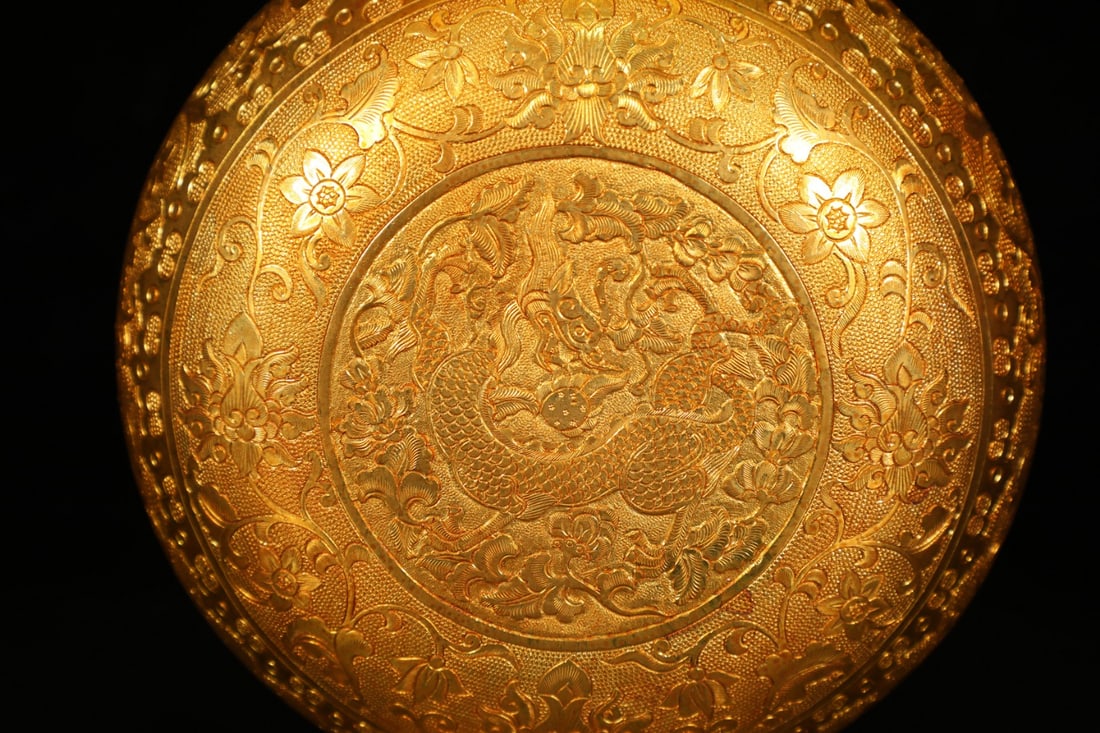 An Exquisite Gilt Bronze Lotus Pattern Dragon Pattern Double-Ears Vase - 4
