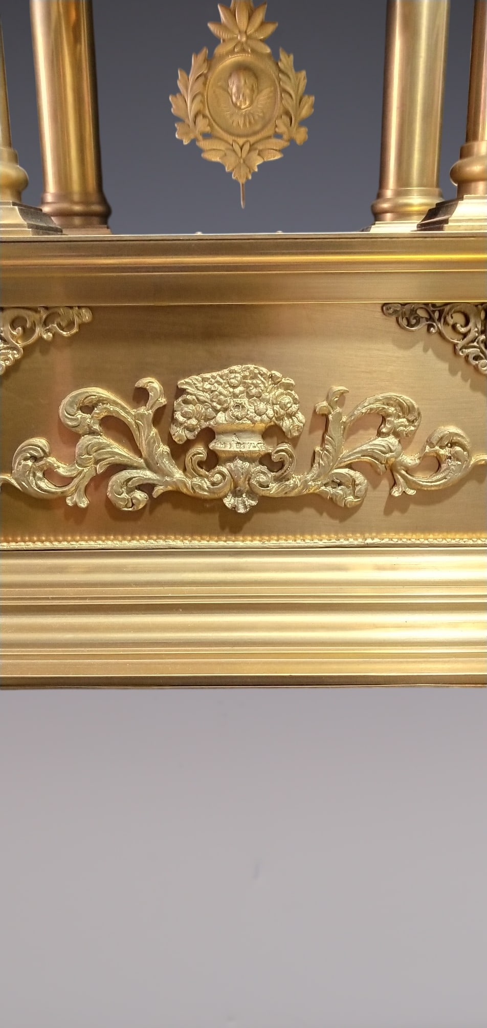 An Exquisite Gilt Bronze Clock - 7