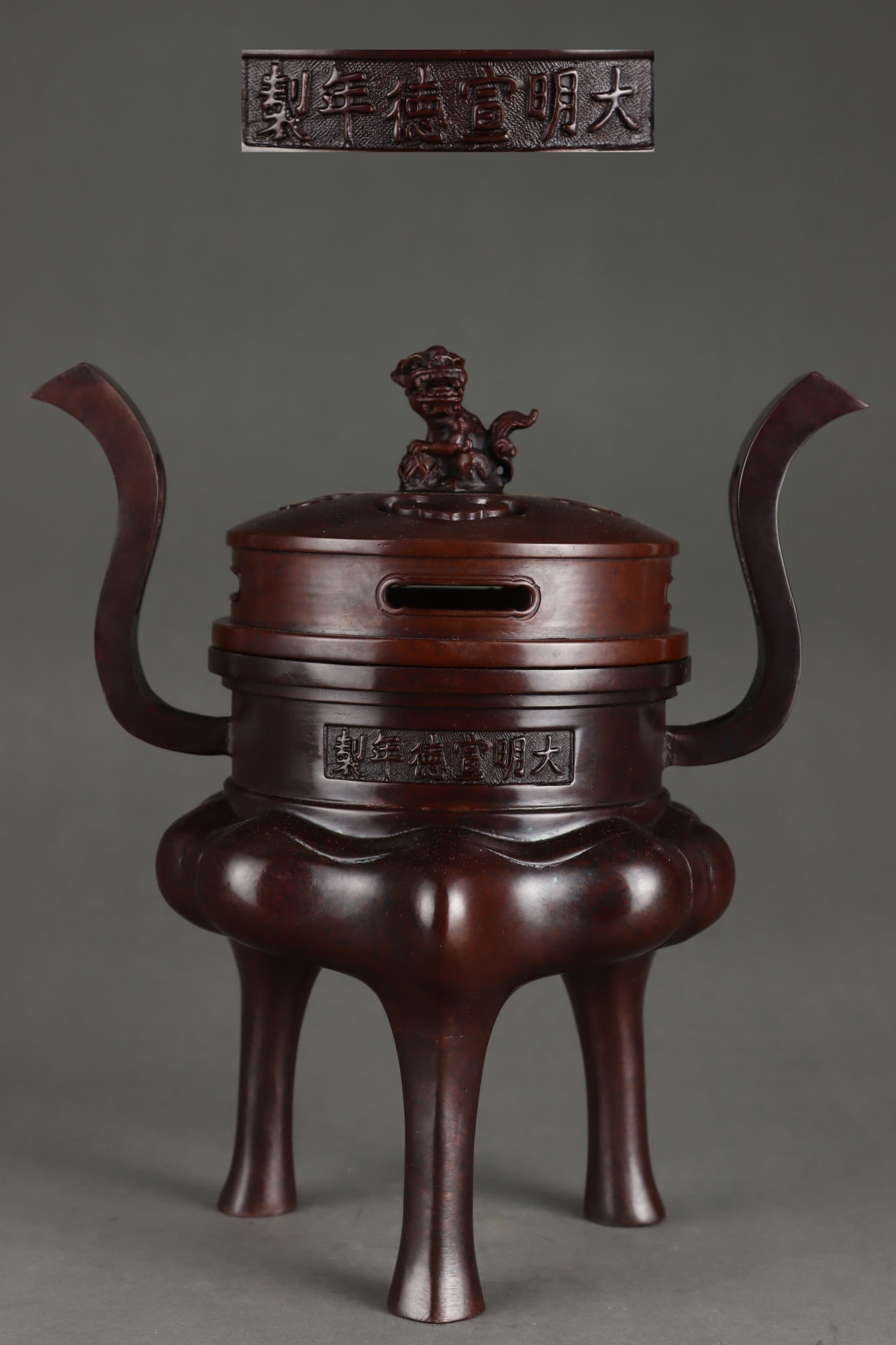 An Exquisite Bronze Double-Ears and Tripod Censer: An Exquisite Bronze Double-Ears and Tripod Censer Ming Dynasty, China Xuande Six-character Mark Size:21.5cmx15cm Weight:3450g (The Dimensions Of All Batches Are Manually Measured.If You Need More
