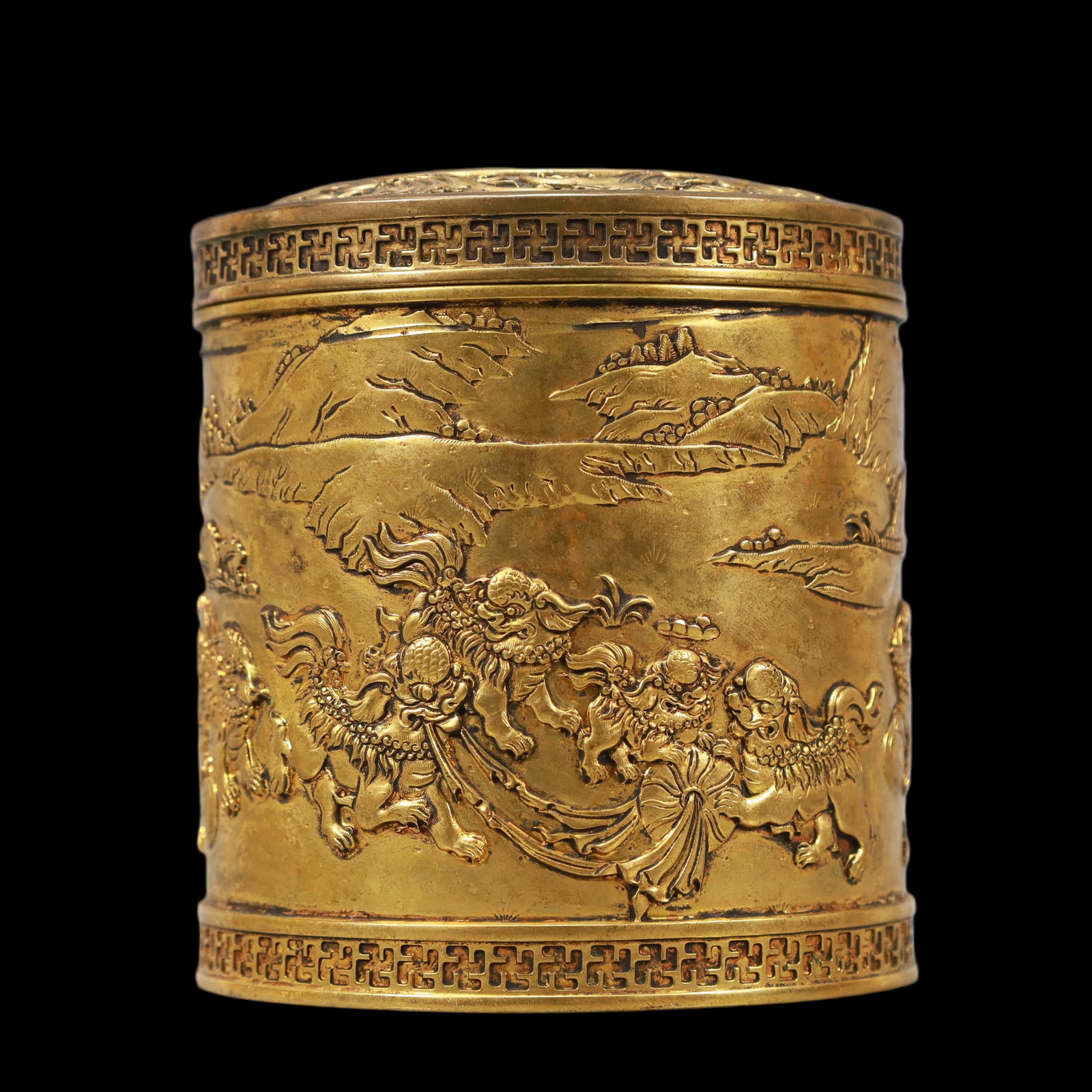 A Exquisite Gilt Bronze Auspicious Beast Pattern Bats and Peach Pattern Brush Pot: A Exquisite Gilt Bronze Auspicious Beast Pattern Bats and Peach Pattern Brush Pot Qing Dynasty, China Qianlong Four-character Mark Size:11cmx11.5cm Weight:1100g (The Dimensions Of All Batches Are