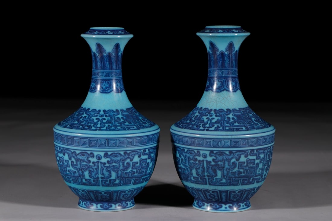 An Exquisite Blue and White Green Ground Dragon Pattern Vase: An Exquisite Blue and White Green Ground Dragon Pattern Vase Qing Dynasty, China Qianlong Six-character Mark Size:20.5cm (The Dimensions Of All Batches Are Manually Measured.If You Need More Detailed 